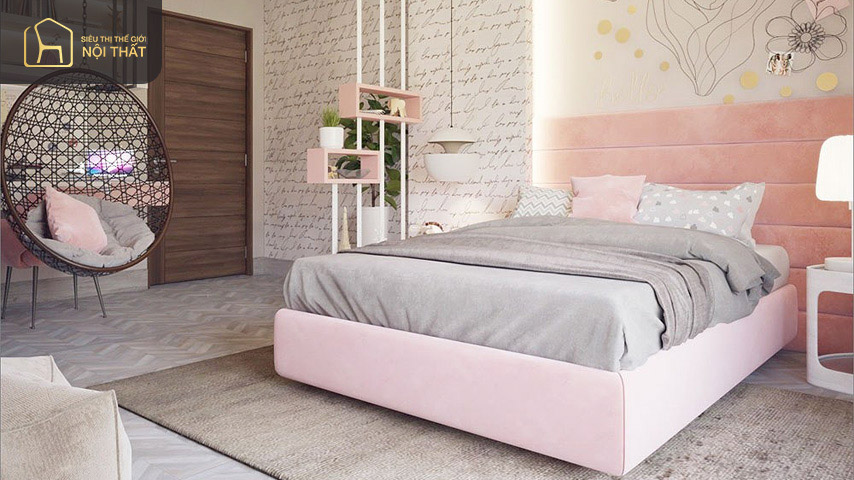 Sử dụng gối hồng kết hợp với tường màu be là cách trang trí phòng ngủ nhỏ được nhiều người yêu thích