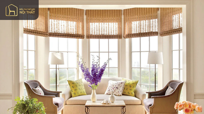 Cửa sổ ba mặt cho phép bay window lấy ánh sáng tự nhiên từ nhiều hướng vào phòng, giúp tiết kiệm năng lượng và tốt cho sức khỏe.