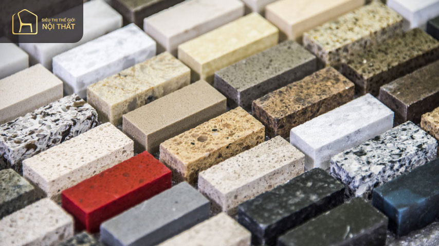 Đá tự nhiên hay còn gọi là đá granite, là một loại đá có sẵn trong tự nhiên, loại đá này có nhược điểm lớn là tính chất mềm, xốp nên dễ bị thấm nước