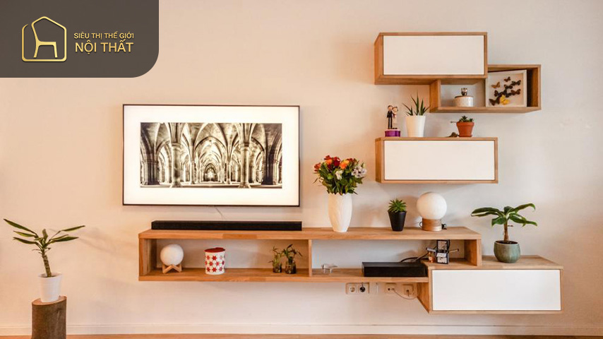 Kệ TV bằng gỗ với nhiều ngăn kéo, hộc tủ là điểm nhấn khiến cho căn phòng tươi sáng và sang trọng hơn