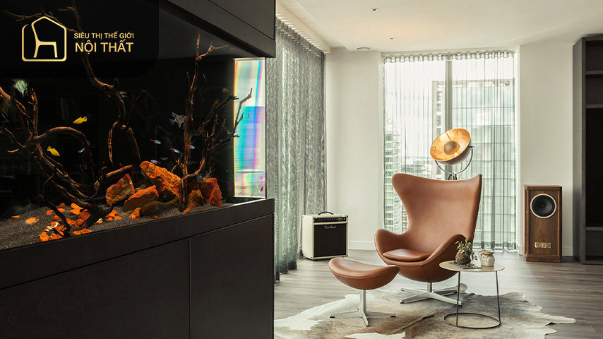 Vị trí để bể cá trong nhà không nên ở phía sau bộ bàn ghế salon phòng khách
