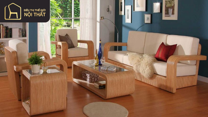 Bàn ghế gỗ công nghiệp gọn gàng, màu sáng đặt trong phòng khách hiện đại
