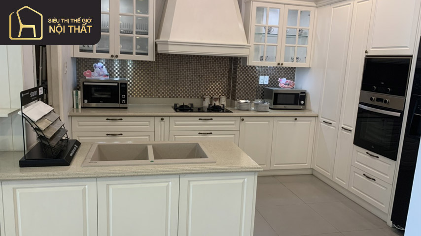 Màu sáng và phong cách cổ điển chính là đặc trưng của sản phẩm Tủ bếp số 3 