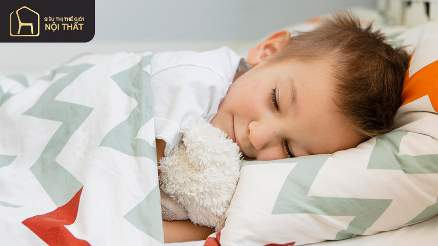 Phòng ngủ với màu sắc nhẹ nhàng giúp bé dễ đi vào giấc ngủ
